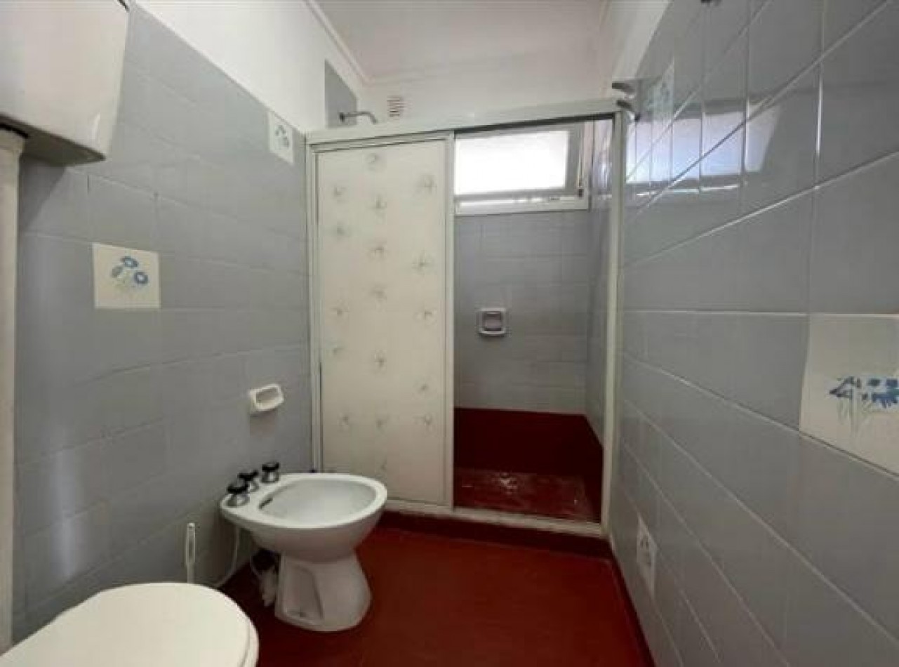 Venta de departamento tres ambientes, con balcon.