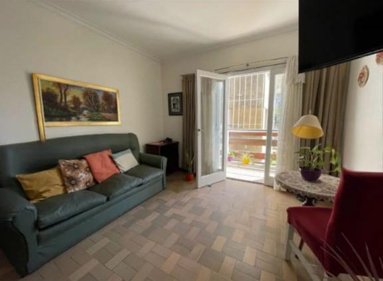Venta de departamento tres ambientes, con balcon.