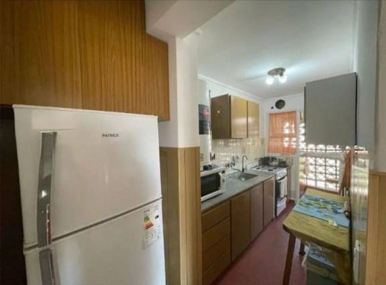 Venta de departamento tres ambientes, con balcon.