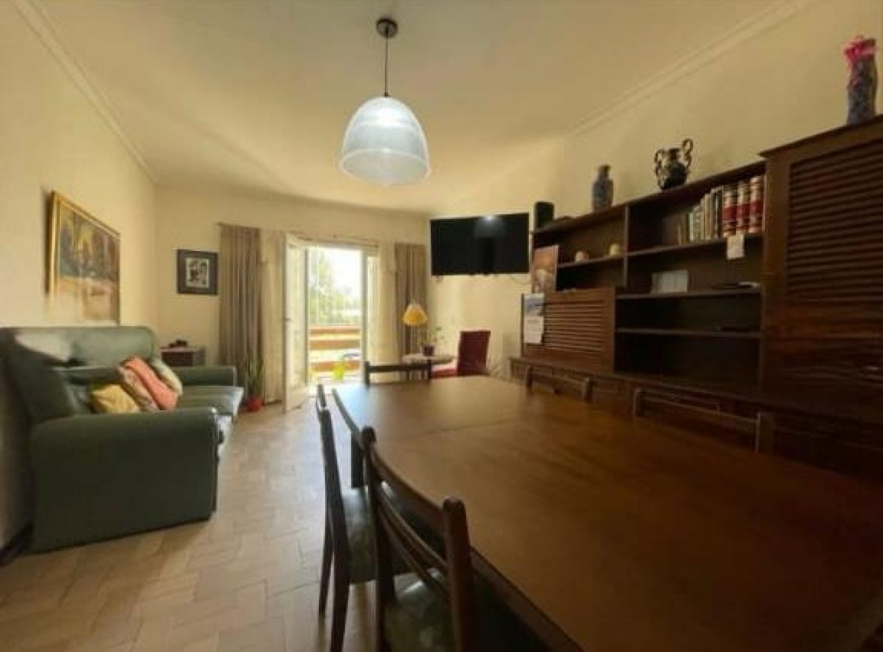 Venta de departamento tres ambientes, con balcon.