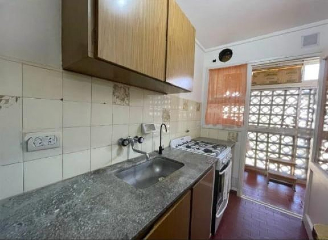 Venta de departamento tres ambientes, con balcon.