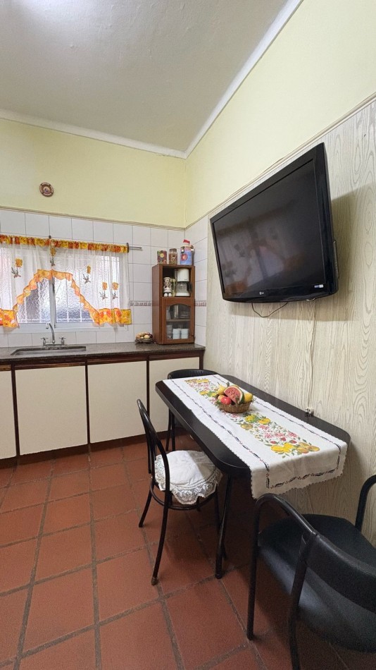 Venta de chalet 4 ambientes en esquina con patio y garage. Barrio Chauvin 