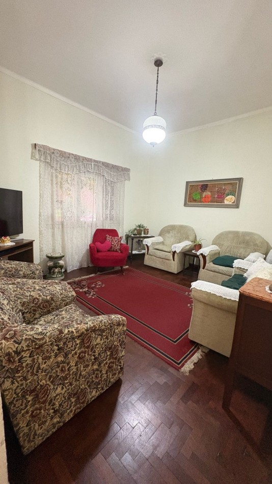 Venta de chalet 4 ambientes en esquina con patio y garage. Barrio Chauvin 