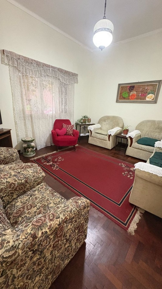 Venta de chalet 4 ambientes en esquina con patio y garage. Barrio Chauvin 