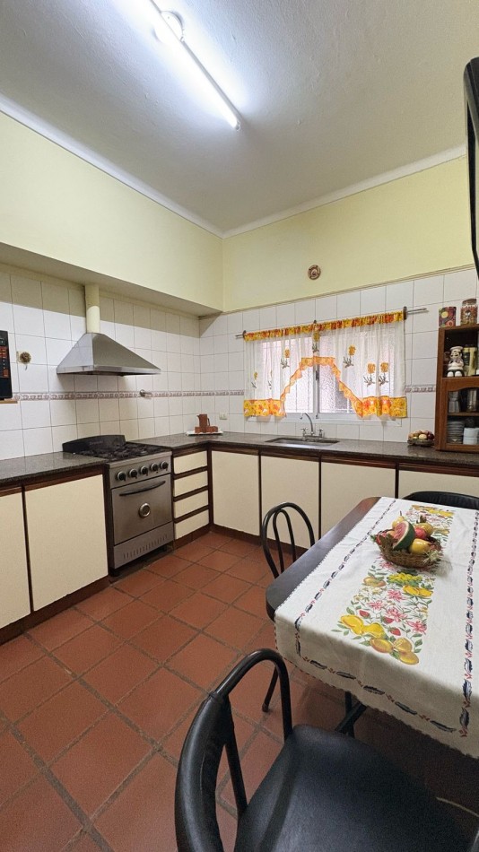 Venta de chalet 4 ambientes en esquina con patio y garage. Barrio Chauvin 