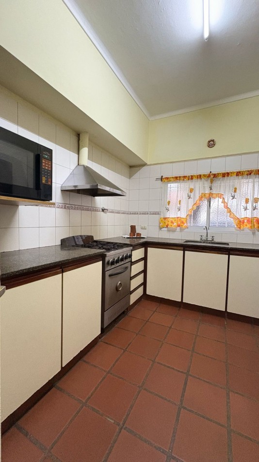 Venta de chalet 4 ambientes en esquina con patio y garage. Barrio Chauvin 