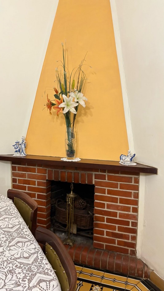 Venta de chalet 4 ambientes en esquina con patio y garage. Barrio Chauvin 