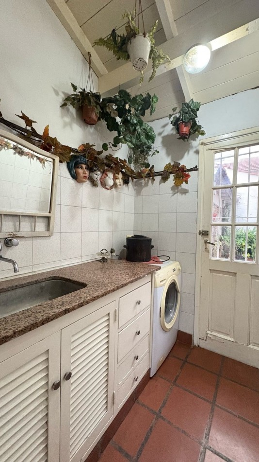 Venta de chalet 4 ambientes en esquina con patio y garage. Barrio Chauvin 