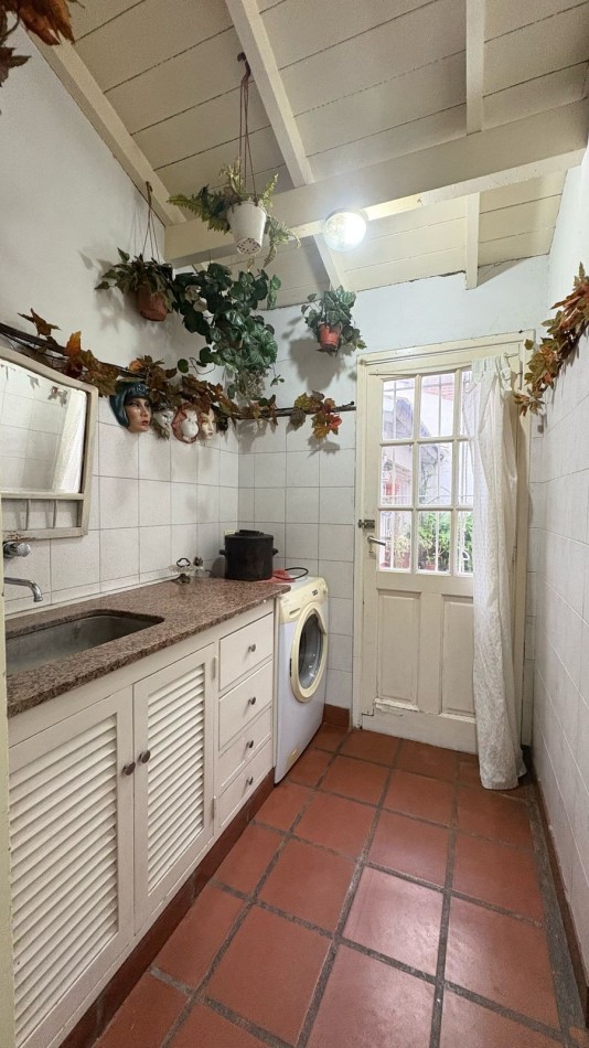 Venta de chalet 4 ambientes en esquina con patio y garage. Barrio Chauvin 