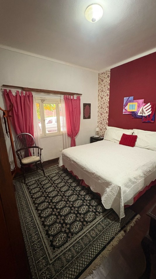 Venta de chalet 4 ambientes en esquina con patio y garage. Barrio Chauvin 