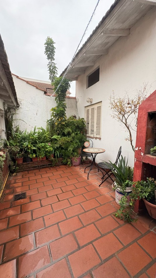 Venta de chalet 4 ambientes en esquina con patio y garage. Barrio Chauvin 