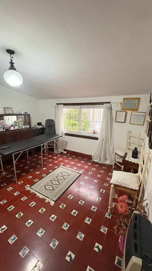 Venta de chalet 4 ambientes en esquina con patio y garage. Barrio Chauvin 