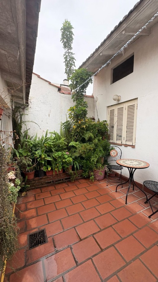 Venta de chalet 4 ambientes en esquina con patio y garage. Barrio Chauvin 