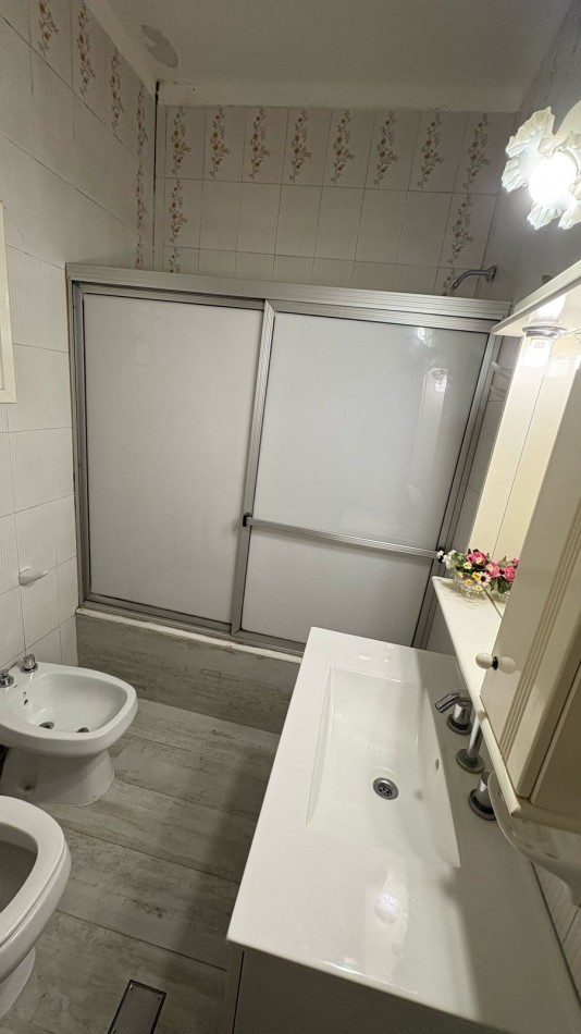 Venta de chalet 4 ambientes en esquina con patio y garage. Barrio Chauvin 