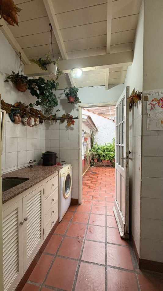 Venta de chalet 4 ambientes en esquina con patio y garage. Barrio Chauvin 