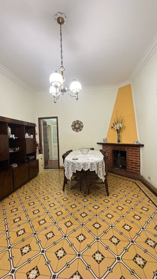 Venta de chalet 4 ambientes en esquina con patio y garage. Barrio Chauvin 