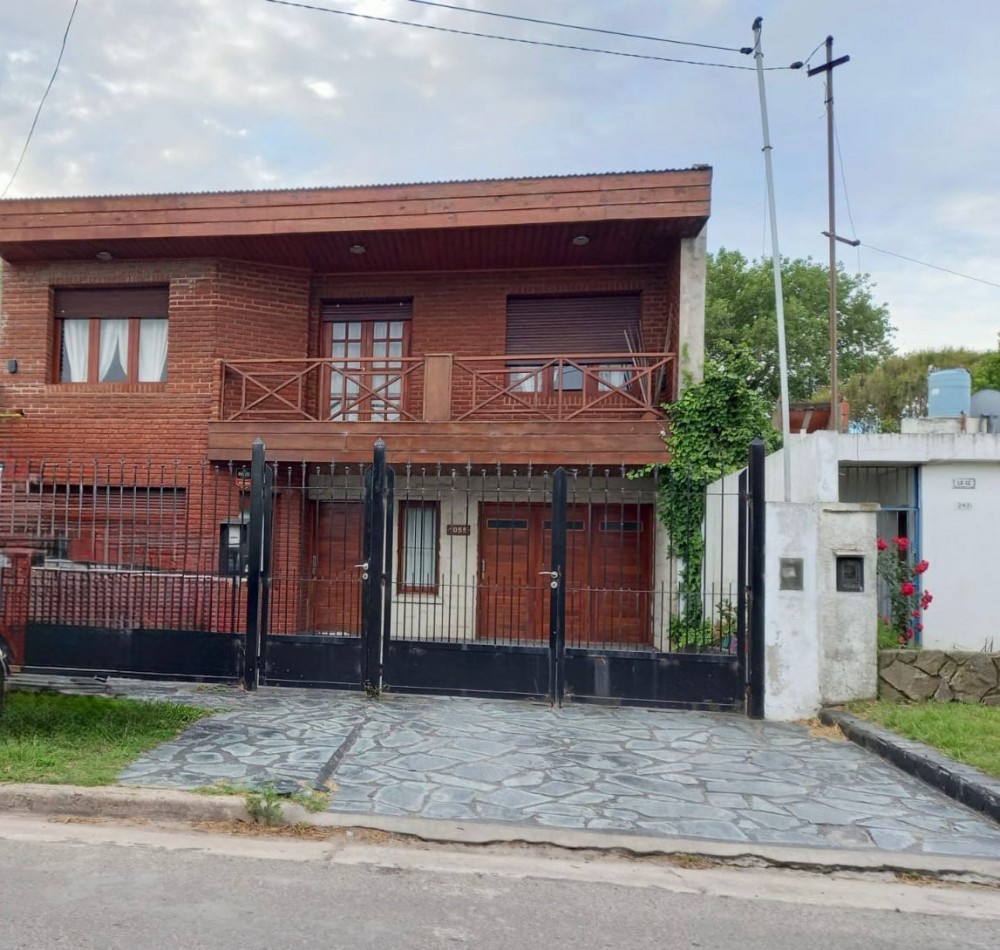Venta de casa de cuatro ambientes, con parrila, patio y garage. A tres cuadras del mar. PLAYA SERENA