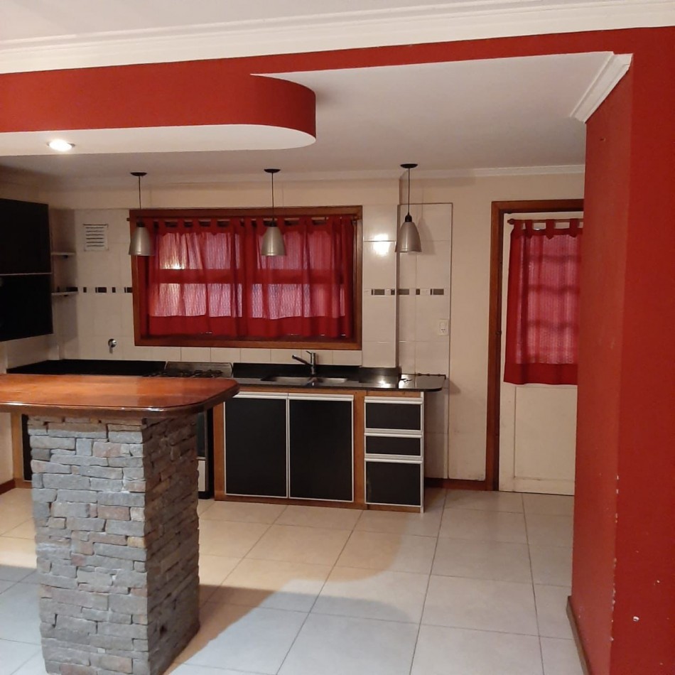 Venta de casa de cuatro ambientes, con parrila, patio y garage. A tres cuadras del mar. PLAYA SERENA