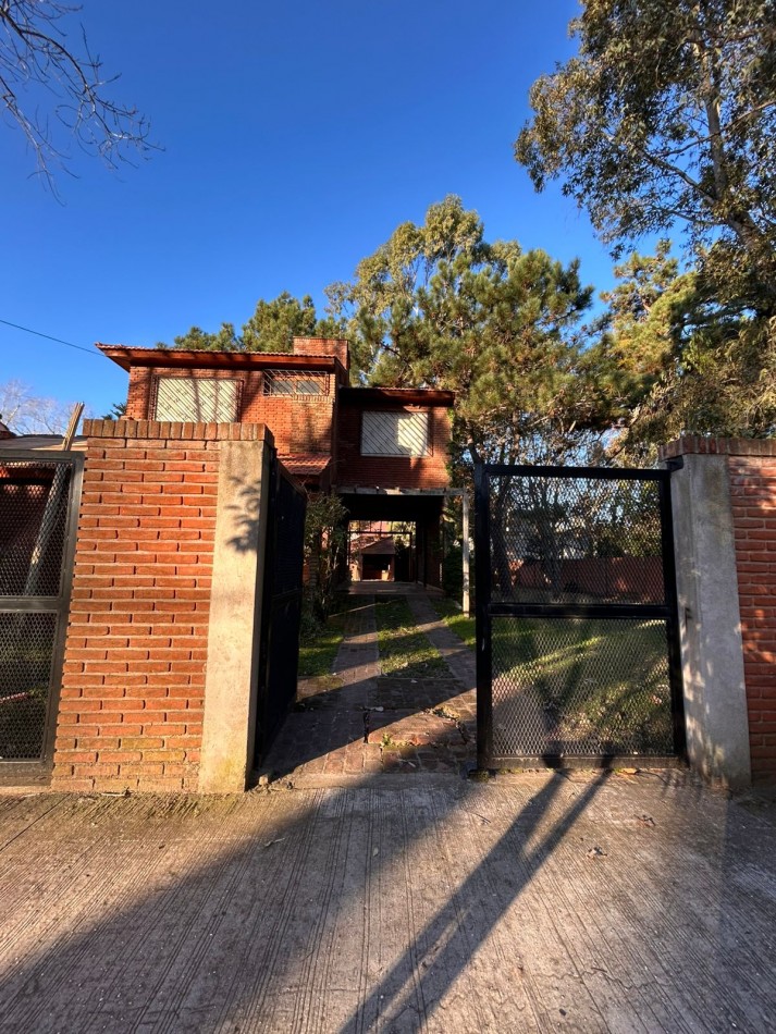 Venta de casa seis ambientes, a cinco cuadras del mar.  La Lucila Del Mar