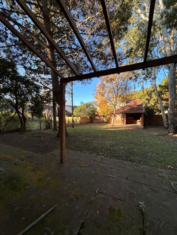 Venta de casa seis ambientes, a cinco cuadras del mar.  La Lucila Del Mar