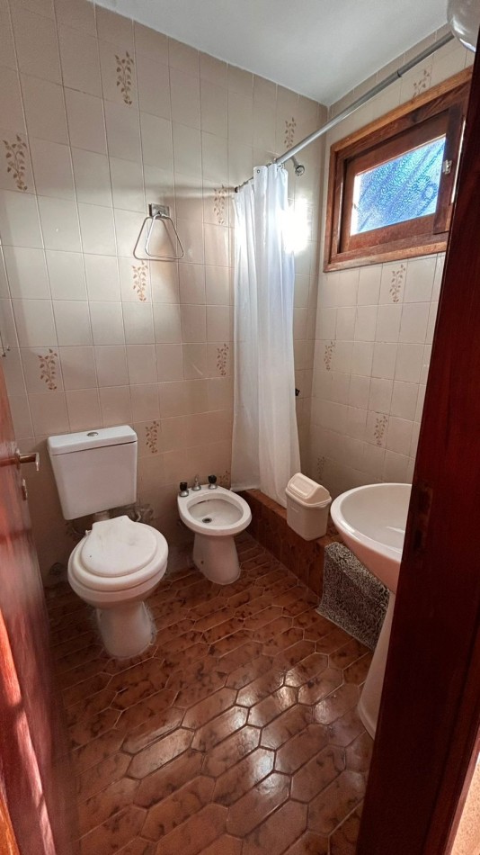 Venta de casa seis ambientes, a cinco cuadras del mar.  La Lucila Del Mar