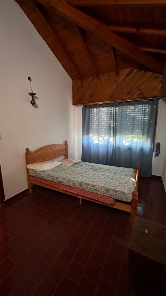 Venta de casa seis ambientes, a cinco cuadras del mar.  La Lucila Del Mar