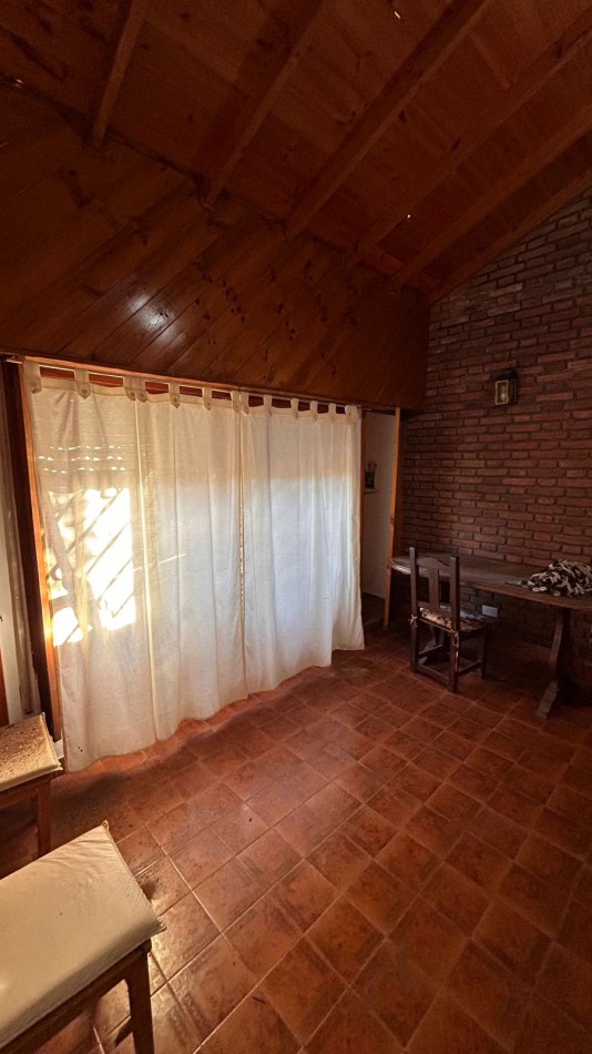 Venta de casa seis ambientes, a cinco cuadras del mar.  La Lucila Del Mar