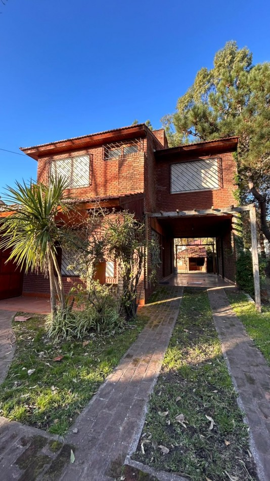 Venta de casa seis ambientes, a cinco cuadras del mar.  La Lucila Del Mar