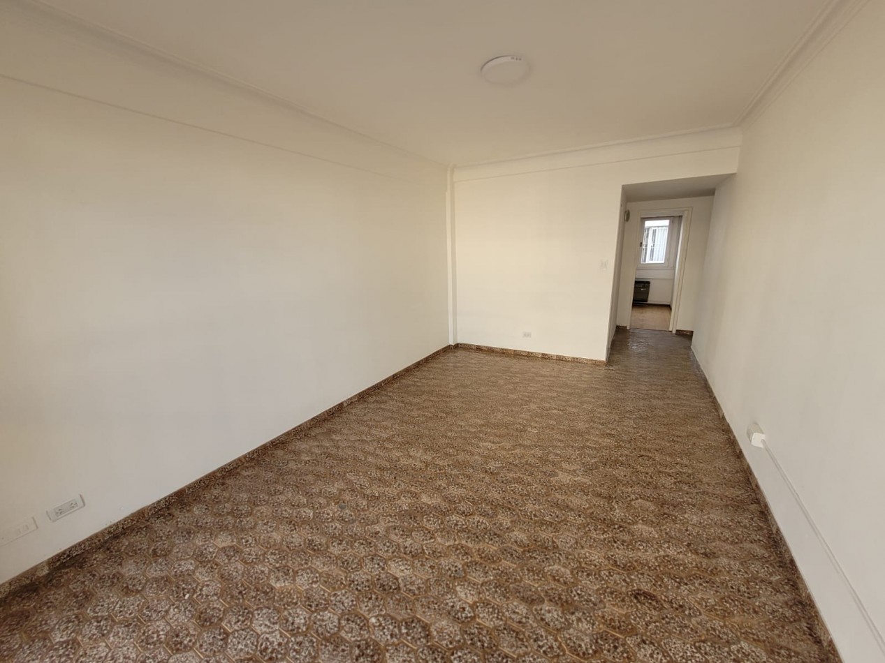 Venta de departamento 2 ambientes a la calle 