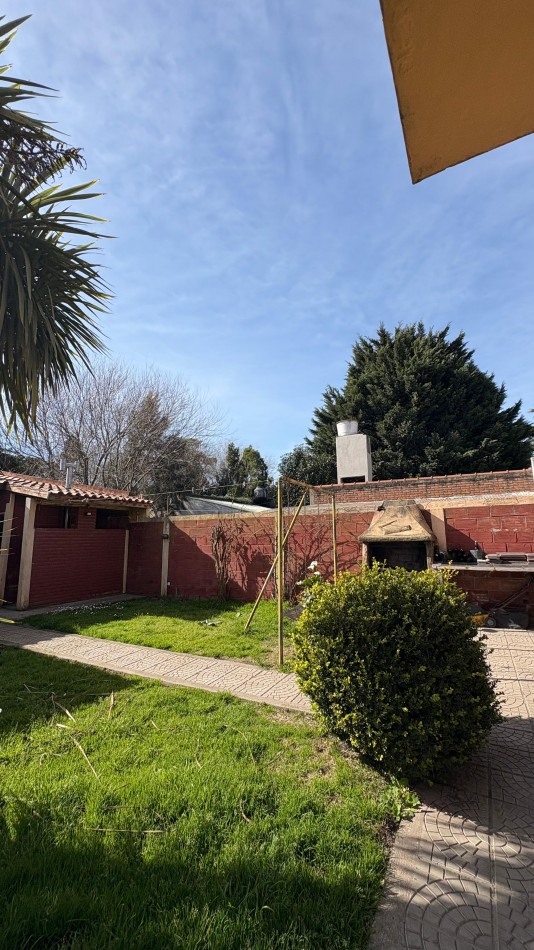 Venta de casa cinco ambientes, Santa Clara del Mar 