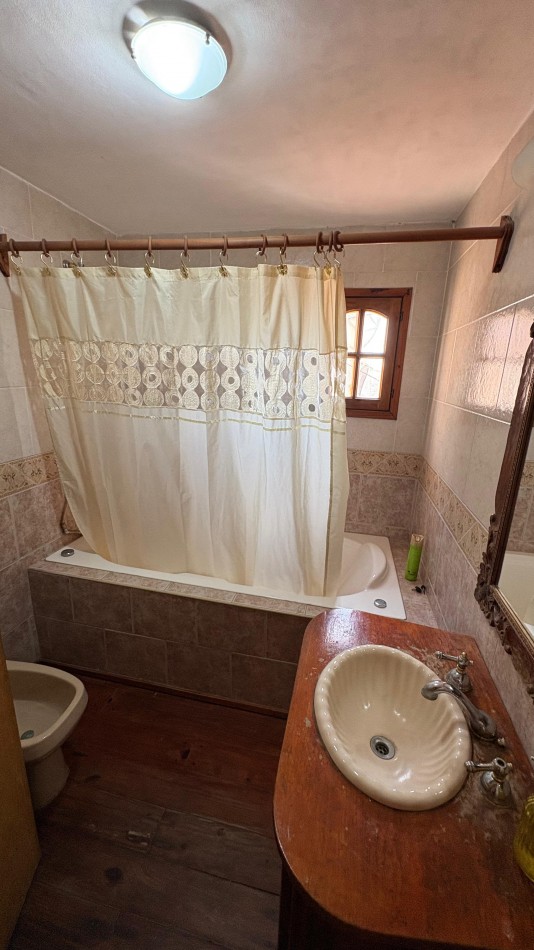 Venta de casa cinco ambientes, Santa Clara del Mar 
