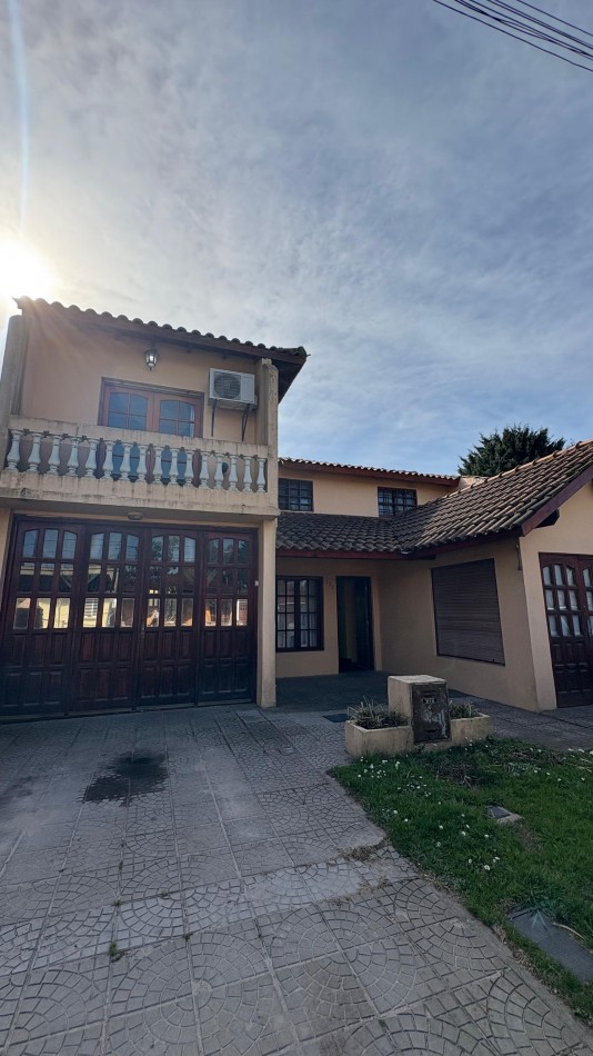 Venta de casa cinco ambientes, Santa Clara del Mar 