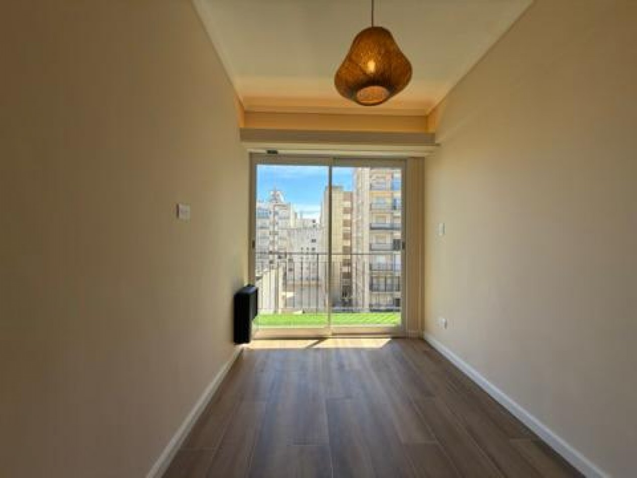 Venta de monoambiente con balcon a la calle, reciclado a nuevo