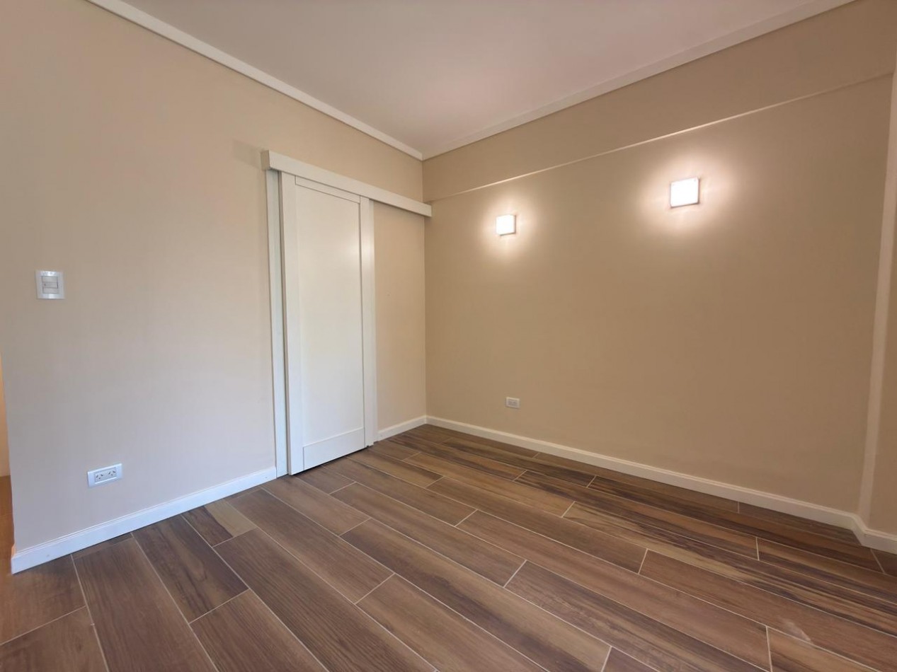 Venta de monoambiente con balcon a la calle, reciclado a nuevo