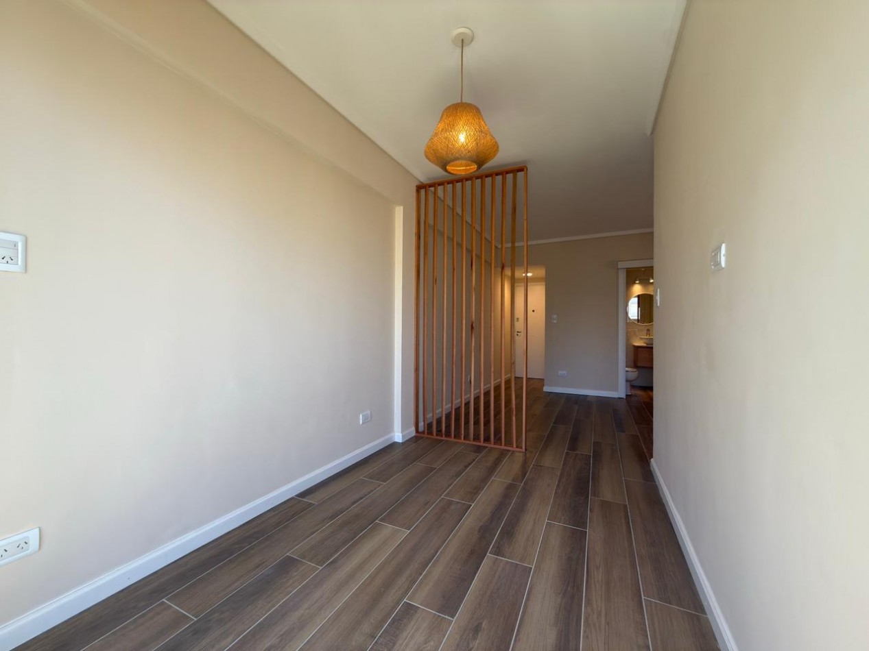 Venta de monoambiente con balcon a la calle, reciclado a nuevo