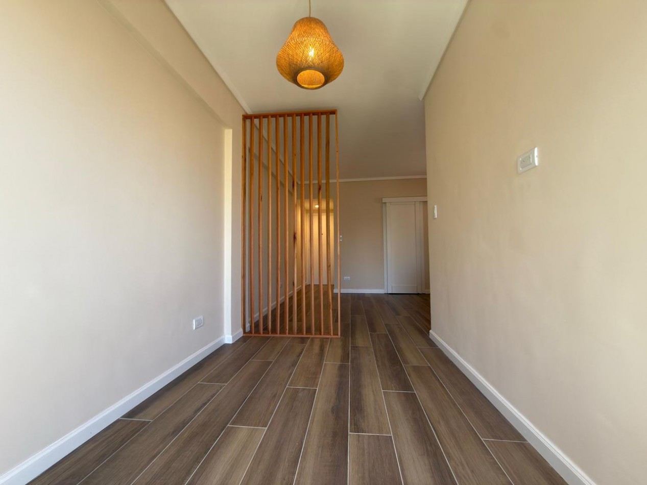 Venta de monoambiente con balcon a la calle, reciclado a nuevo