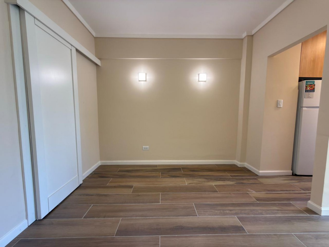 Venta de monoambiente con balcon a la calle, reciclado a nuevo