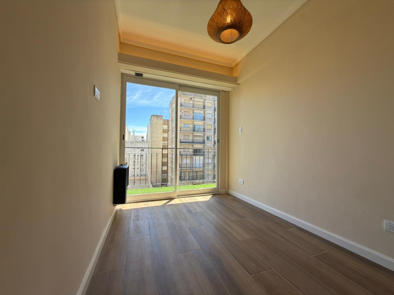 Venta de monoambiente con balcon a la calle, reciclado a nuevo