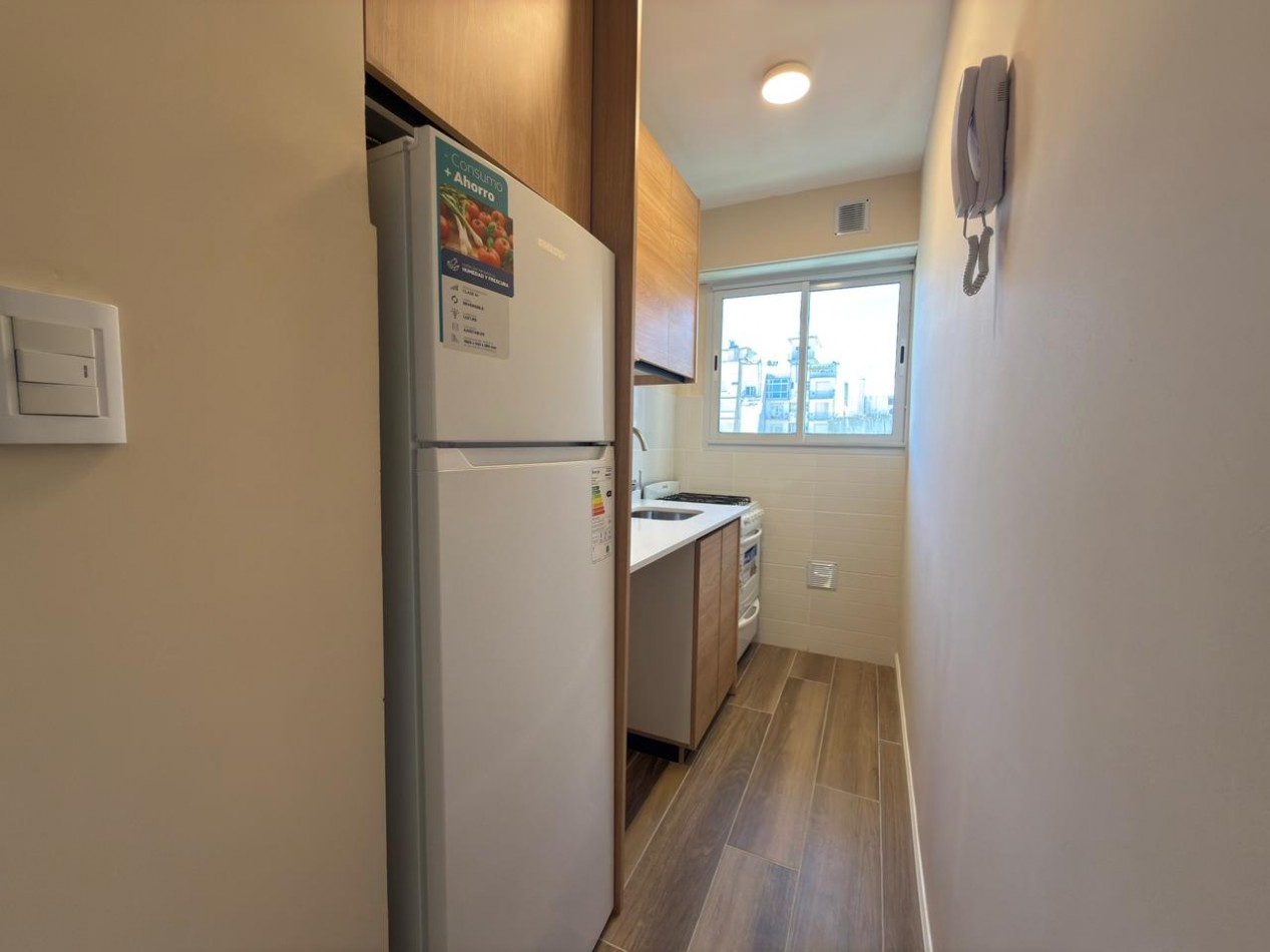 Venta de monoambiente con balcon a la calle, reciclado a nuevo