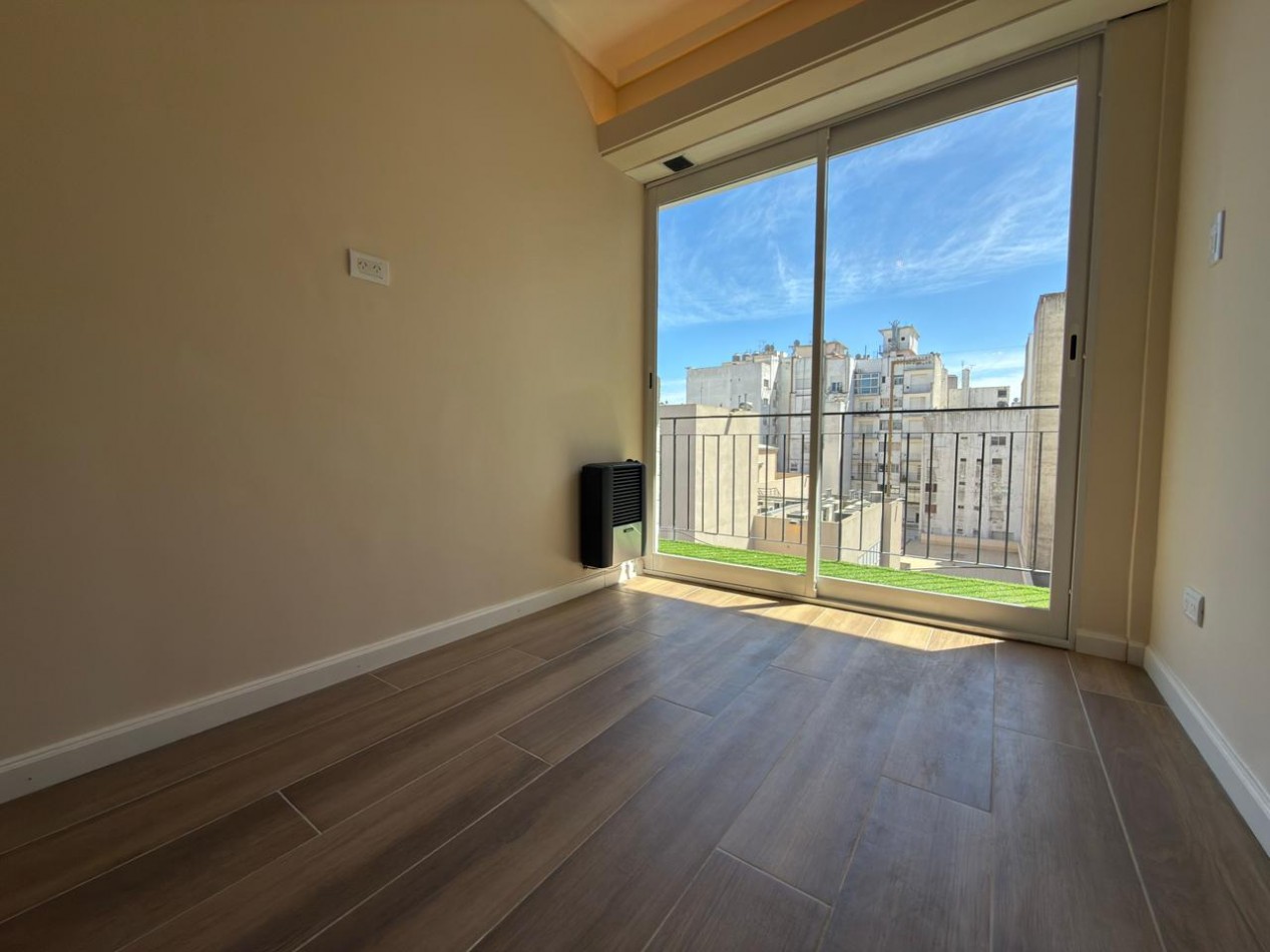 Venta de monoambiente con balcon a la calle, reciclado a nuevo