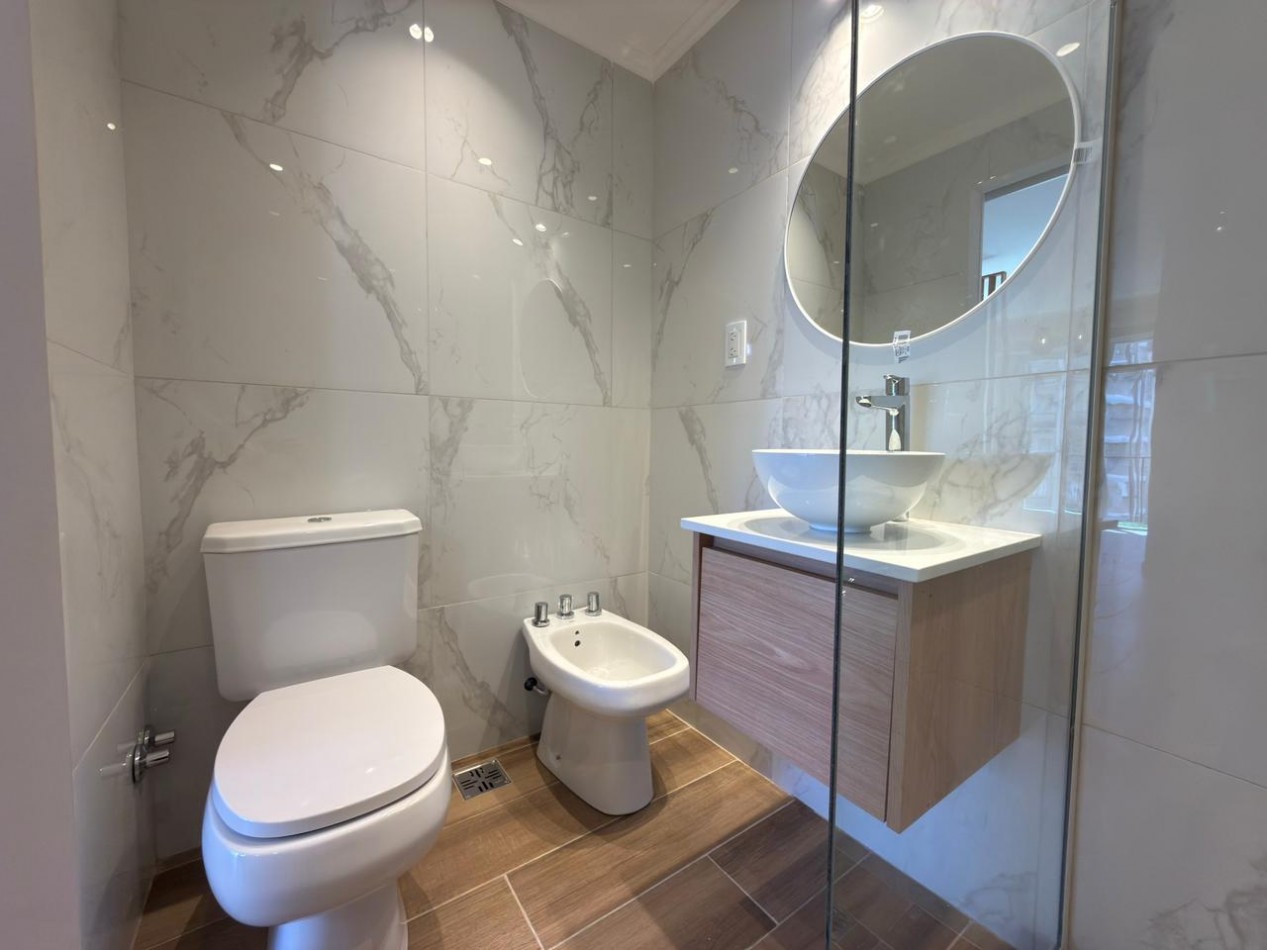 Venta de monoambiente con balcon a la calle, reciclado a nuevo