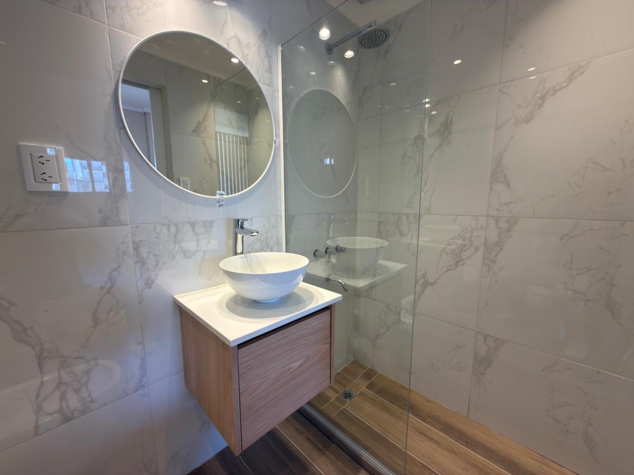 Venta de monoambiente con balcon a la calle, reciclado a nuevo