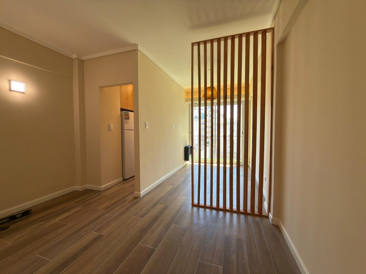 Venta de monoambiente con balcon a la calle, reciclado a nuevo