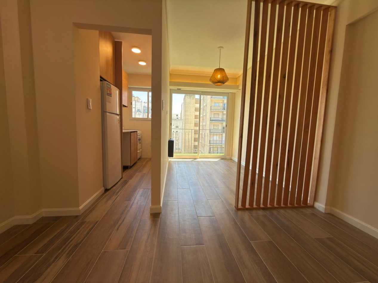 Venta de monoambiente con balcon a la calle, reciclado a nuevo