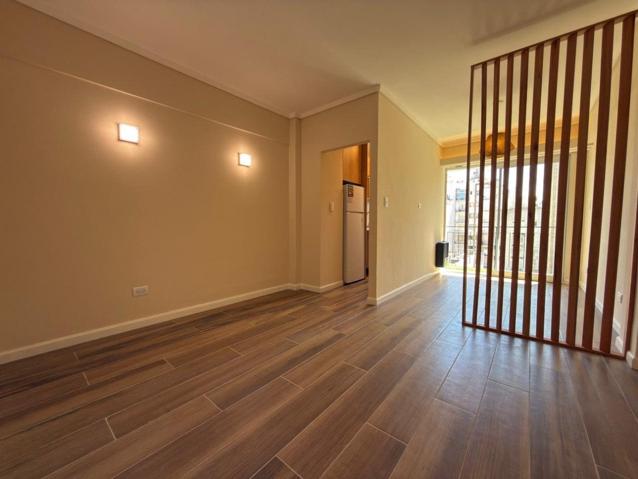 Venta de monoambiente con balcon a la calle, reciclado a nuevo