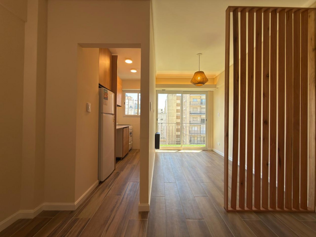 Venta de monoambiente con balcon a la calle, reciclado a nuevo