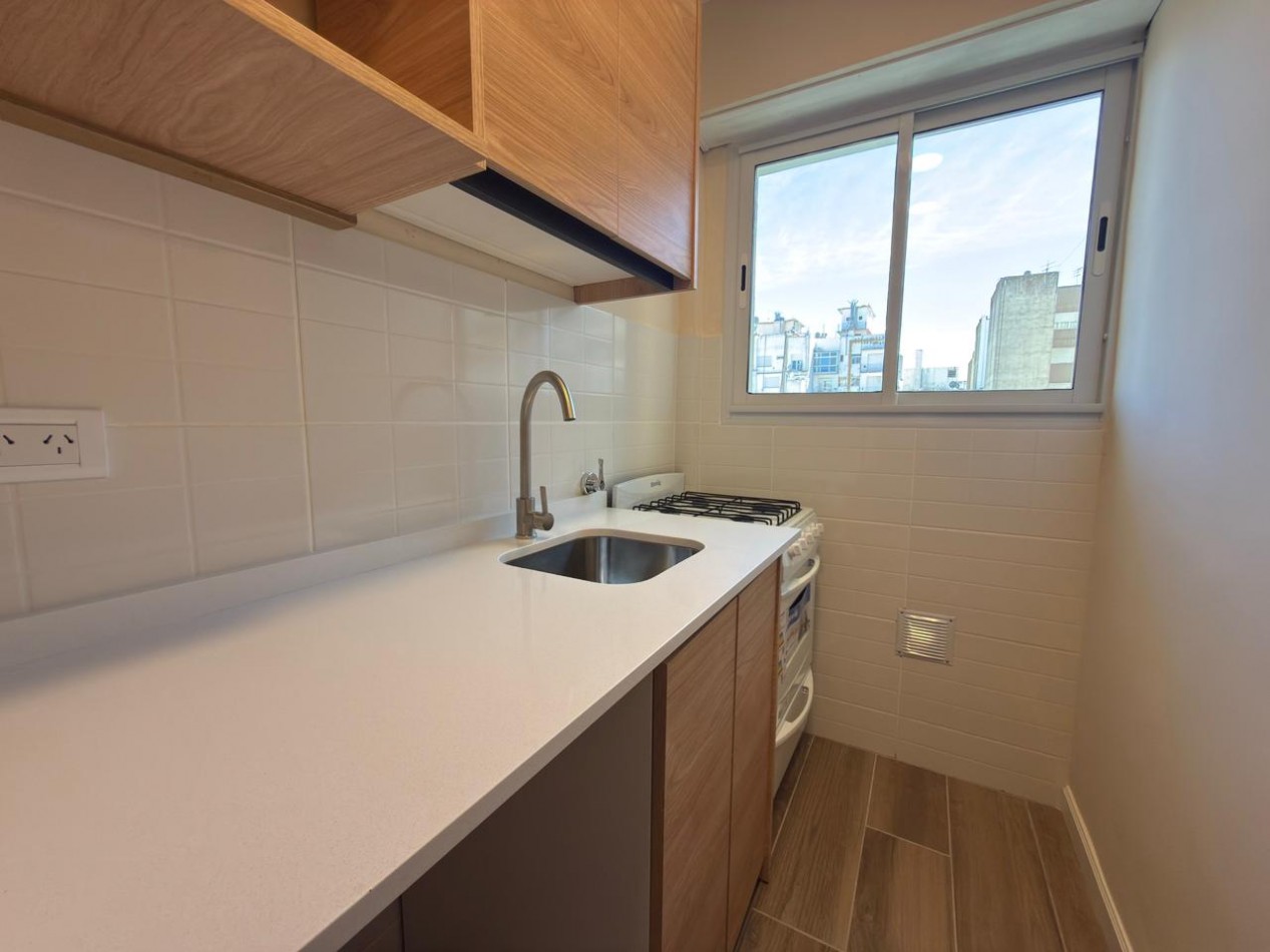 Venta de monoambiente con balcon a la calle, reciclado a nuevo