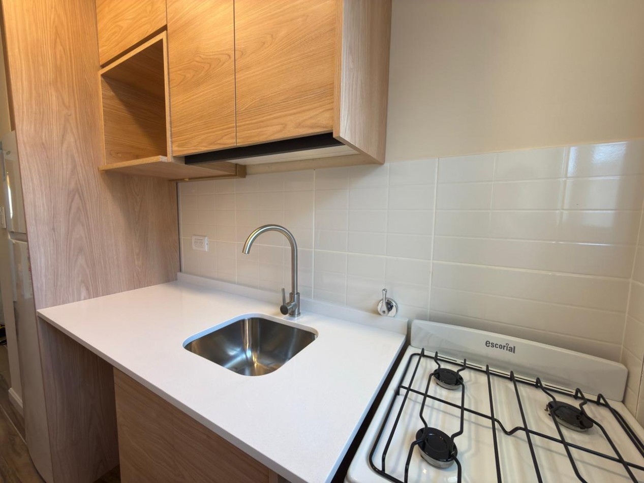 Venta de monoambiente con balcon a la calle, reciclado a nuevo