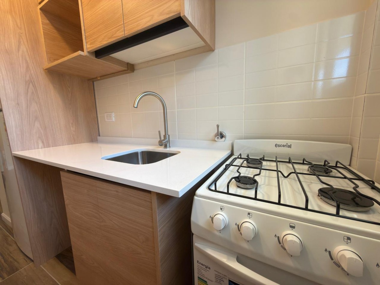 Venta de monoambiente con balcon a la calle, reciclado a nuevo