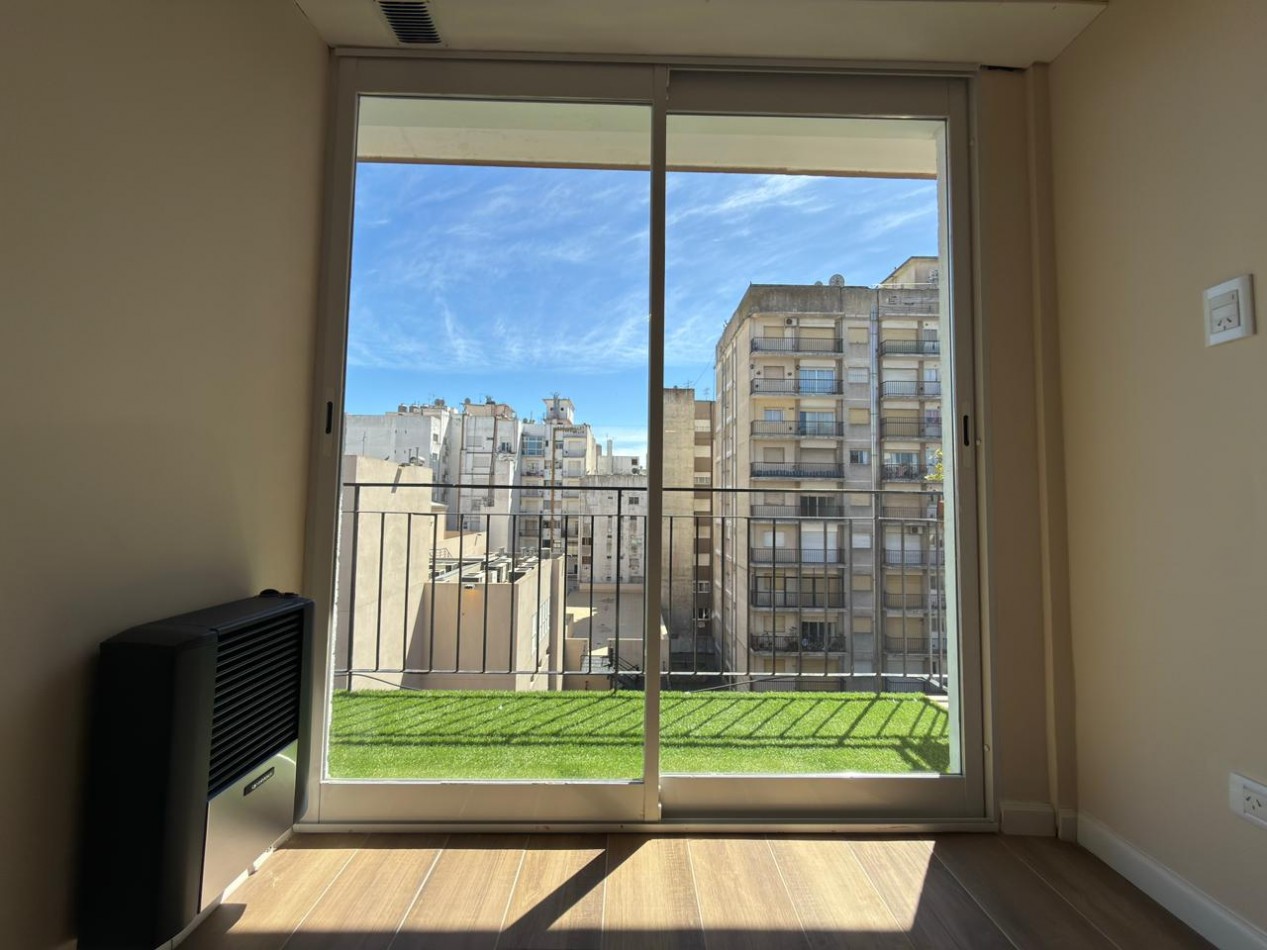 Venta de monoambiente con balcon a la calle, reciclado a nuevo